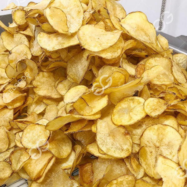 Making finished sweet potato chips 